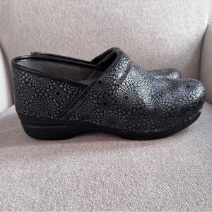 Dansko Pro XP Womens Clogs Black Medallion Embossed Leather Size 41